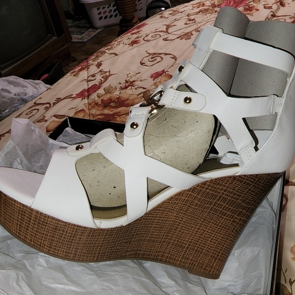 White 5in heel guess wedge sandal - Picture 4 of 6